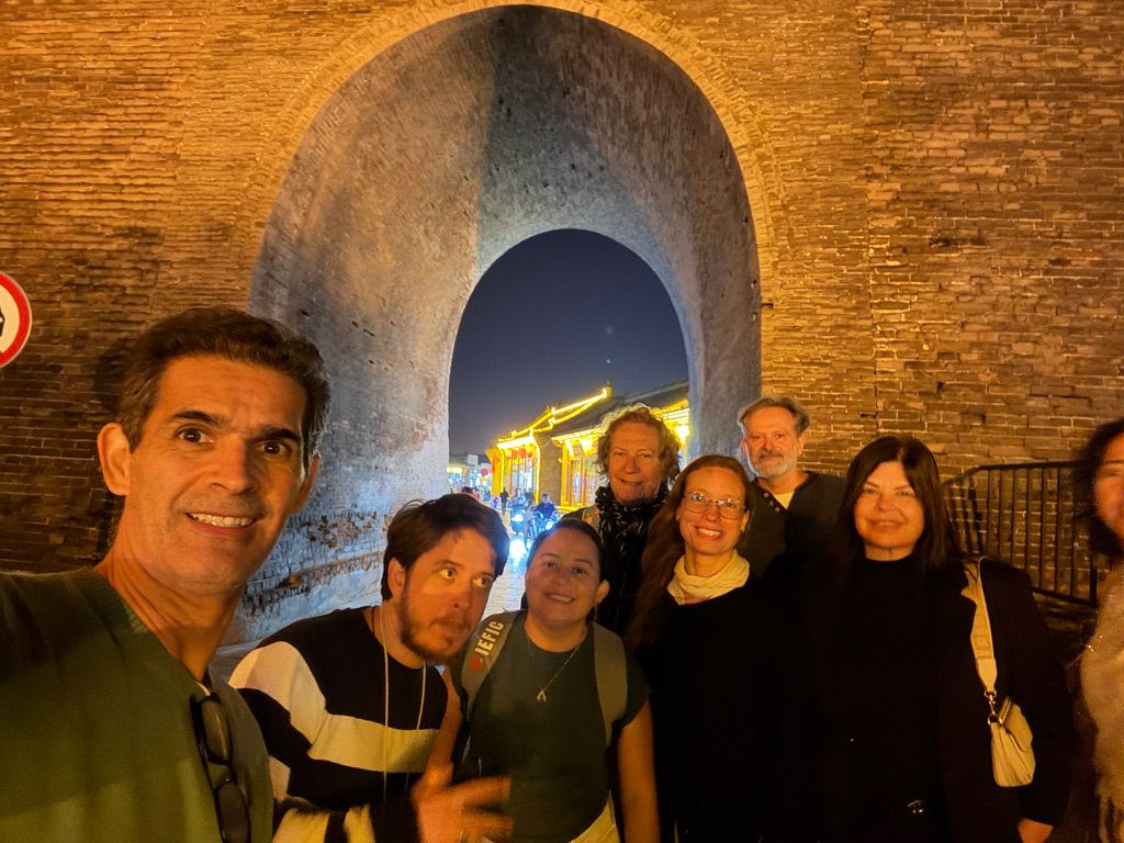 Grupo em passeio noturno na China
