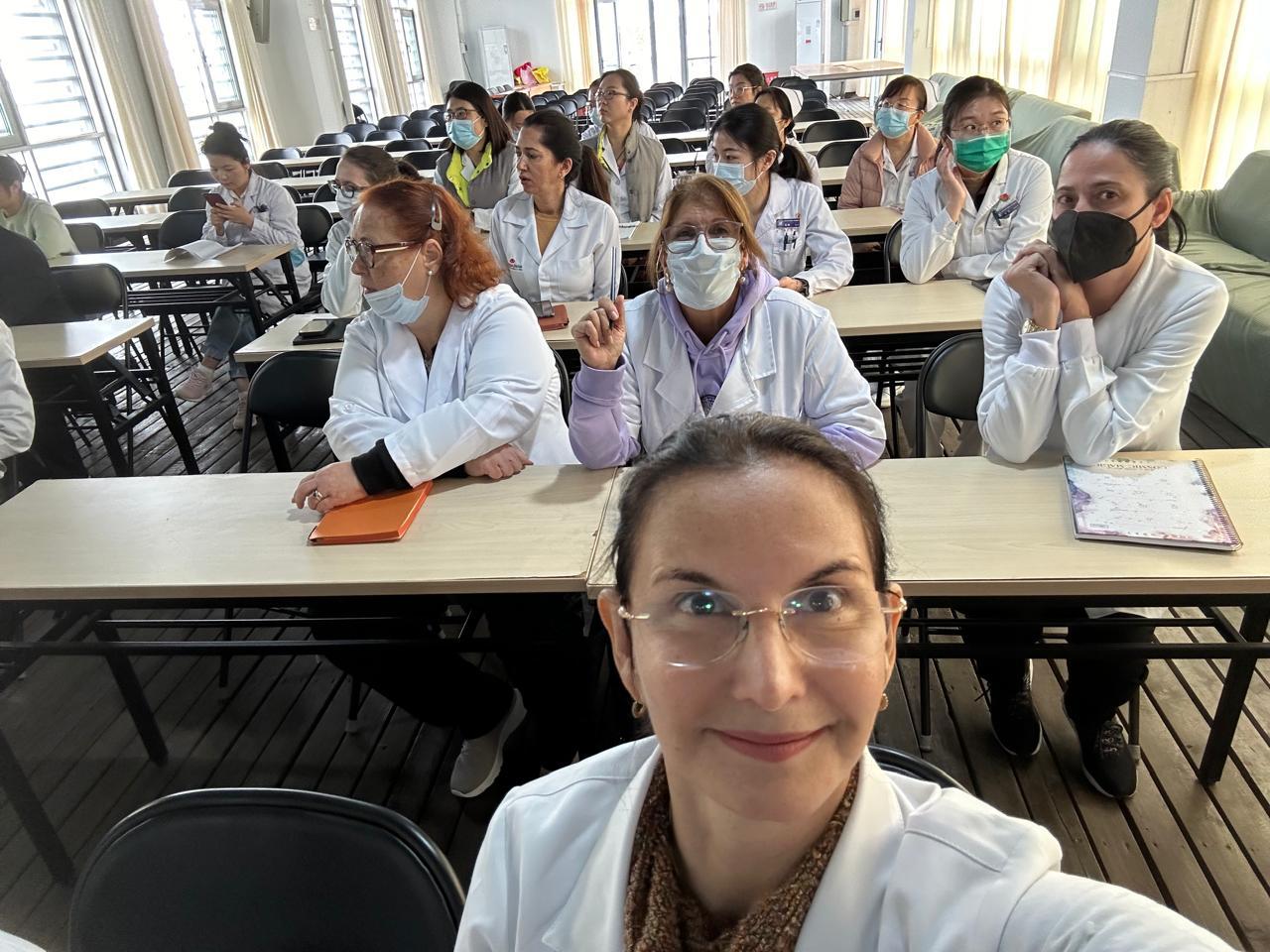 Grupo reunido em atividade na China