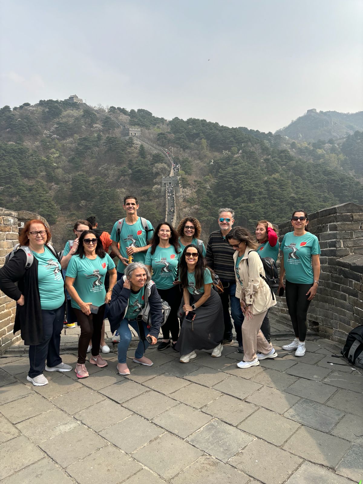 Grupo de viajantes na Grande Muralha da China